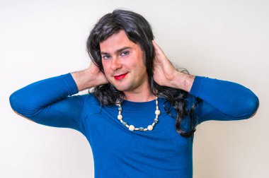 Makyaj ve kadın elbisesi giyen sakallı adam