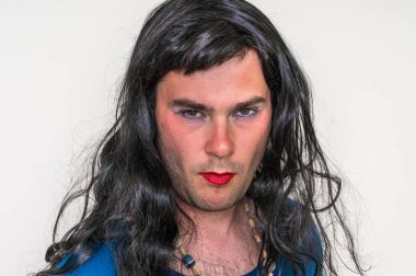 Makyaj ve kadın elbisesi giyen sakallı adam