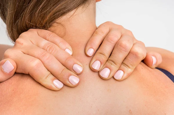 Mulher fazendo auto massagem de seu pescoço — Fotografia de Stock
