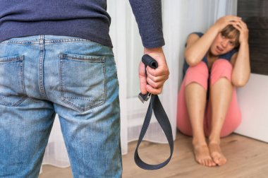 Adam karısını - aile içi şiddet dayak bir kemer ile