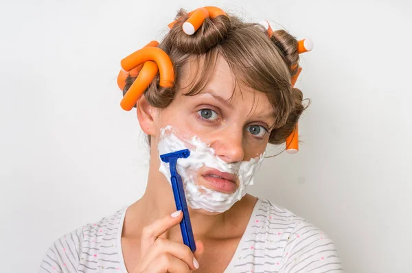 Jovem barba o rosto com espuma e navalha — Fotografia de Stock