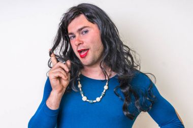 Makyaj ve kadın elbisesi giyen sakallı adam