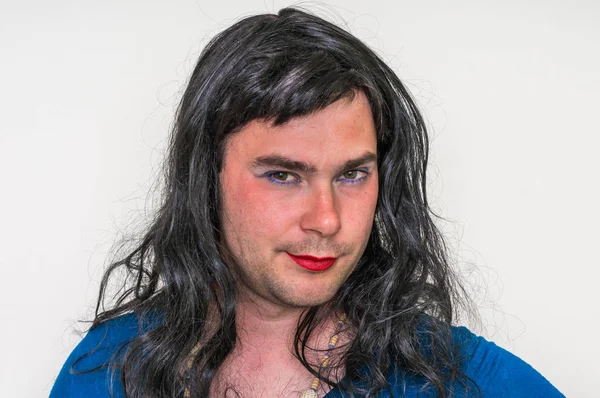 Adam beyaz izole kadın gibi giyinmiş