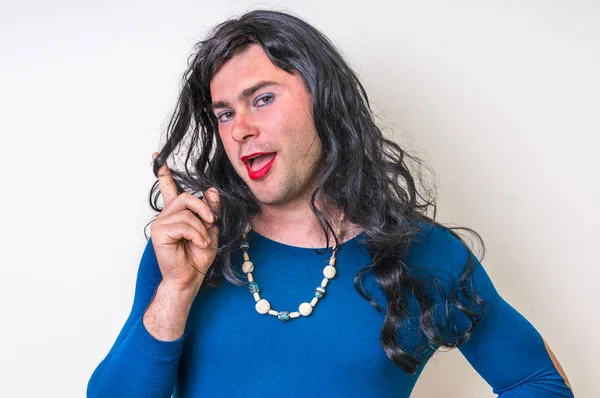 Makyaj ve kadın elbisesi giyen sakallı adam