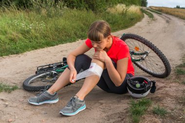 Kadın kaza yaralanma üzerinden bisiklet var