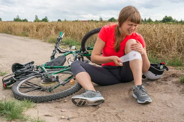 Kadın kaza yaralanma üzerinden bisiklet var