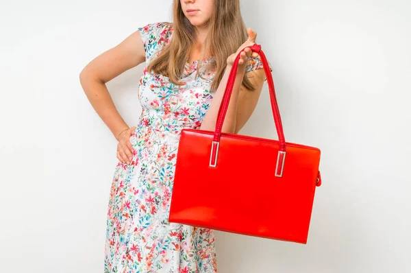 Mulher de moda com bolsa vermelha — Fotografia de Stock