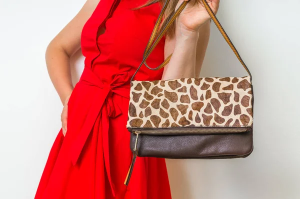 Deri çanta ile şık kadın