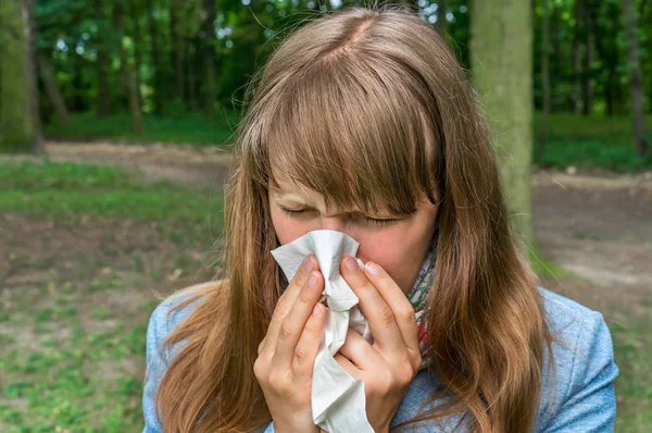 Mujer con síntomas de gripe o alergia en el parque — Foto de Stock