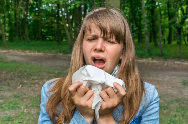 Kvinna med influensa eller allergi symtom i park — Stockfoto