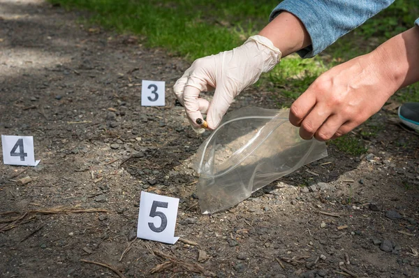 Onderzoeker verzamelt bewijsmateriaal - onderzoek van de scène van de misdaad — Stockfoto