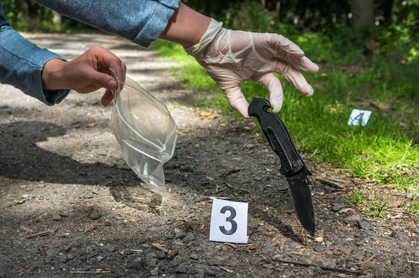 Onderzoeker verzamelt bewijsmateriaal - onderzoek van de scène van de misdaad — Stockfoto