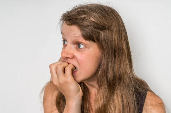 Mujer nerviosa mordiéndose las uñas — Foto de Stock