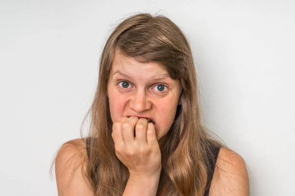 Nerveuze vrouw haar nagels te bijten — Stockfoto