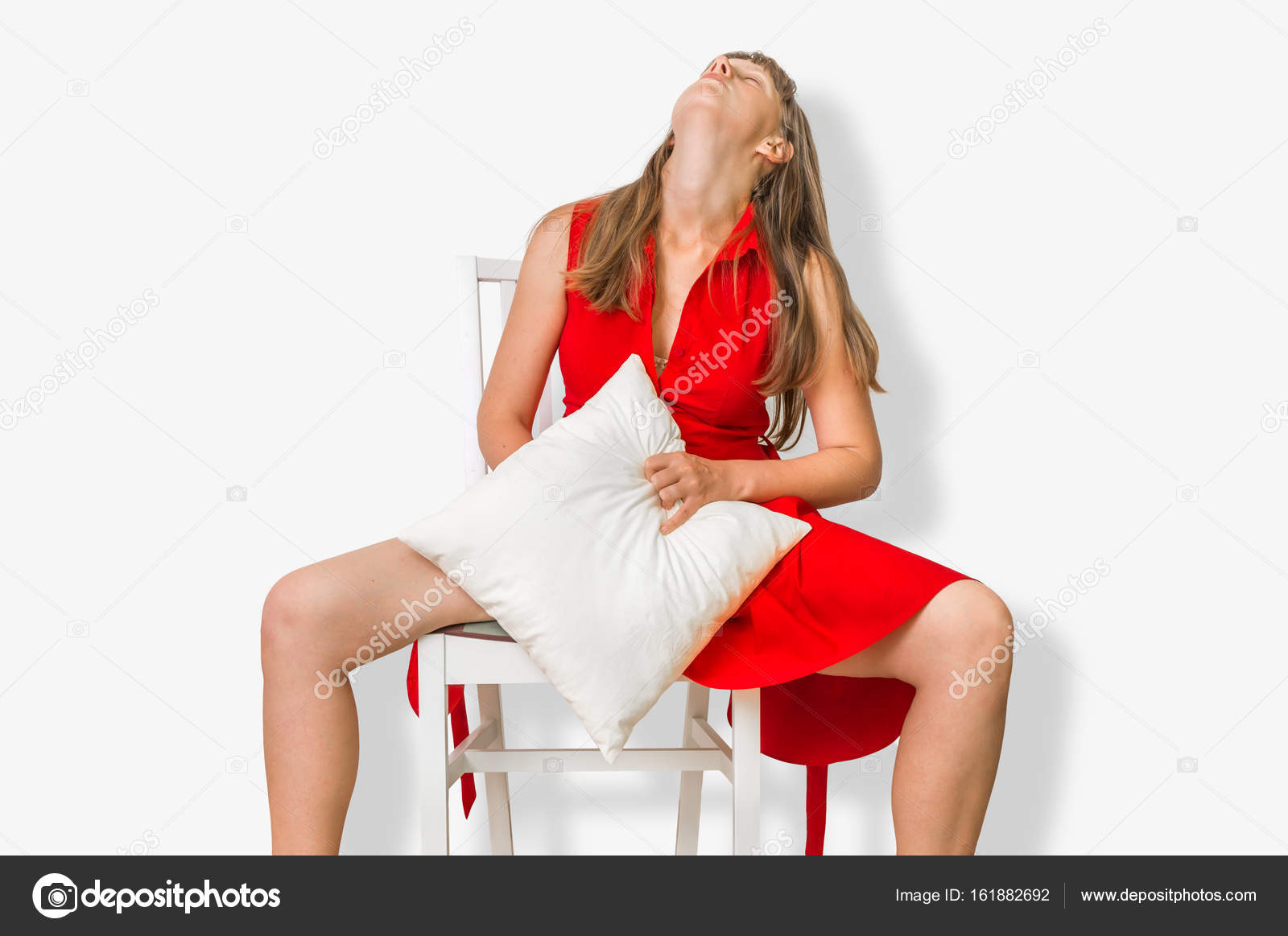 Одинокая девушка мастурбирует на кресле