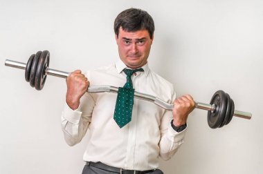 İşadamı barbell ile ağır ağırlık kaldırma