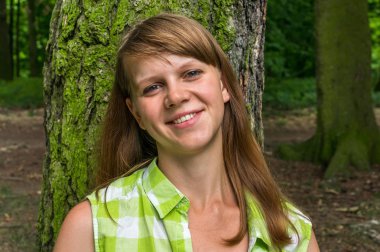 Bir ağacın altında oturup çekici kadın