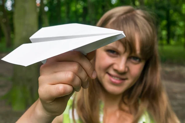 Jovem com avião de papel — Fotografia de Stock