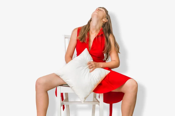 Attraktive Frau sitzt auf Stuhl und masturbiert — Stockfoto