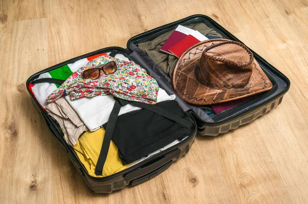 Открытый чемодан упакован для путешествия — стоковое фото