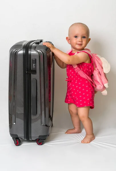 Счастливый маленький ребенок и чемодан изолированы на белом — стоковое фото