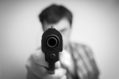 Çılgın genç adam sen silah nişan