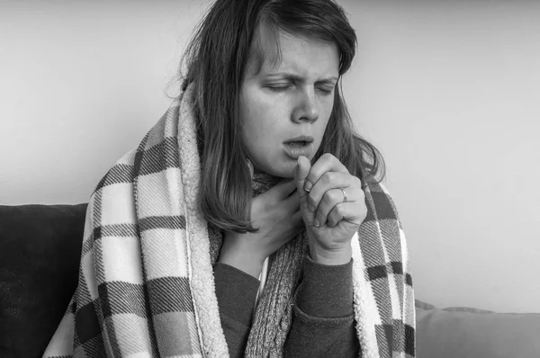 Mujer enferma con tos e infección por gripe — Foto de Stock
