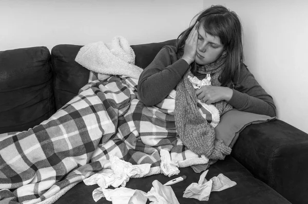 Mujer enferma con gripe y dolor de cabeza — Foto de Stock