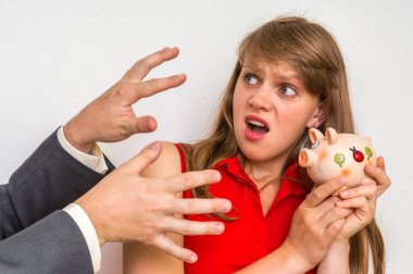 Executor kumbara son parayı götürmek istiyor