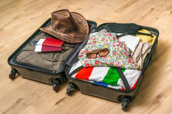 Открытый чемодан упакован для путешествия — стоковое фото