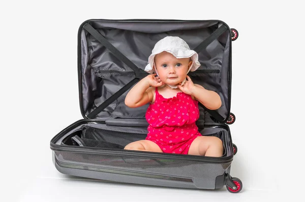 Gelukkig klein kind binnen koffer geïsoleerd op wit — Stockfoto