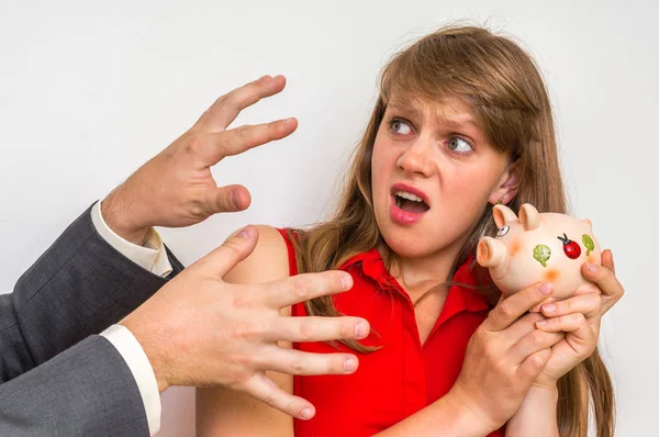 Testamentsvollstrecker will das letzte Geld aus Sparschwein nehmen — Stockfoto