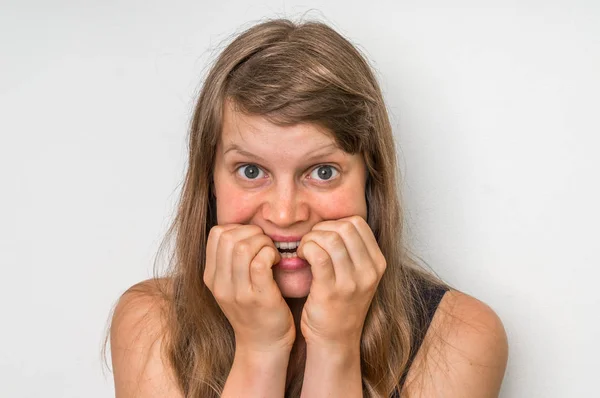 Mujer nerviosa mordiéndose las uñas — Foto de Stock