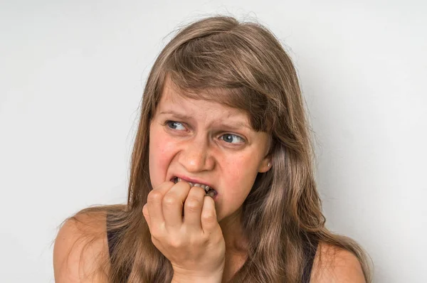 Nerveuze vrouw haar nagels te bijten — Stockfoto