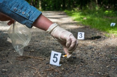 Araştırmacı kanıt - crime scene Investigation toplar