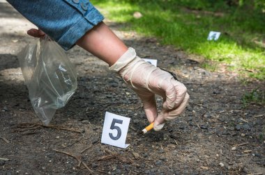 Araştırmacı kanıt - crime scene Investigation toplar
