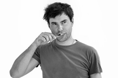 Genç adam sabah diş fırçalama