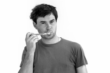 Genç adam sabah diş fırçalama