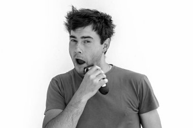 Mutlu delikanlı elektrikli ustura ile tıraş