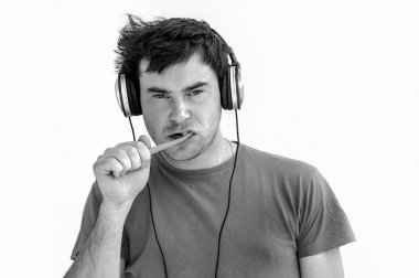 Genç adam sabah diş fırçalama