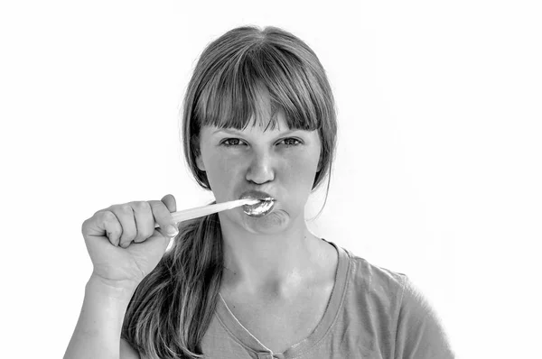 Jovencita cepillándose los dientes por la mañana — Foto de Stock