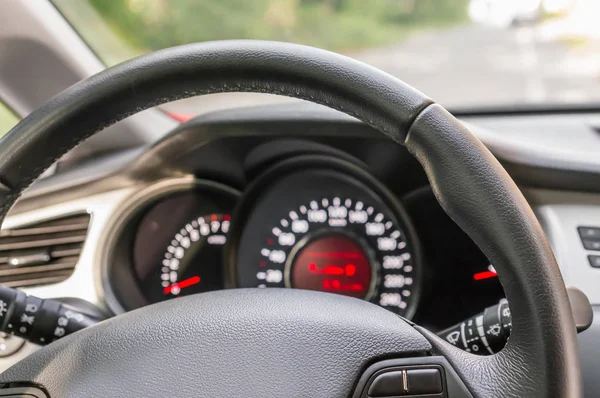 Interior mobil dengan roda kemudi dan dasbor — Stok Foto