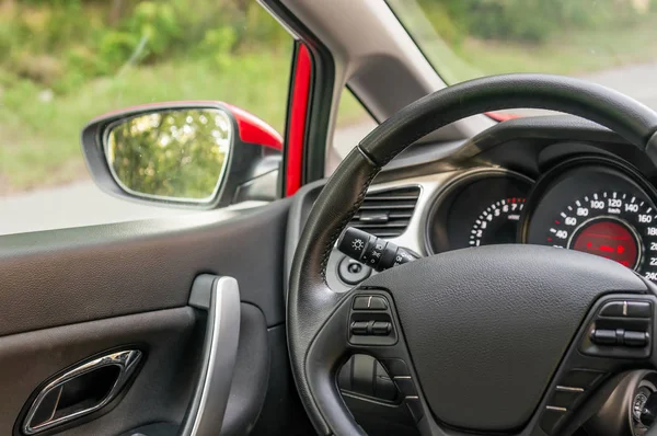 Interior mobil dengan roda kemudi dan dasbor — Stok Foto