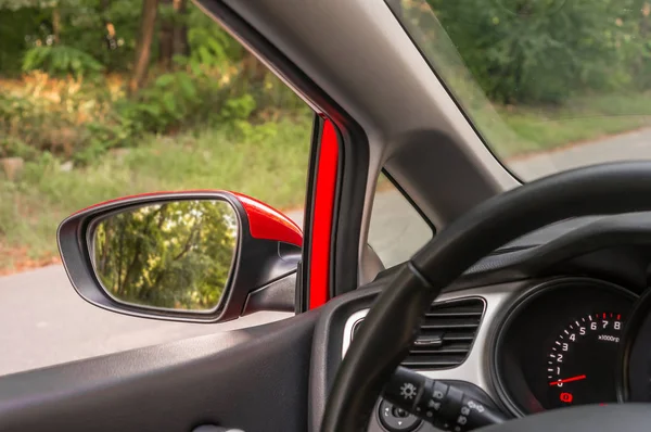 Vista de cerca del espejo retrovisor en el coche —  Fotos de Stock