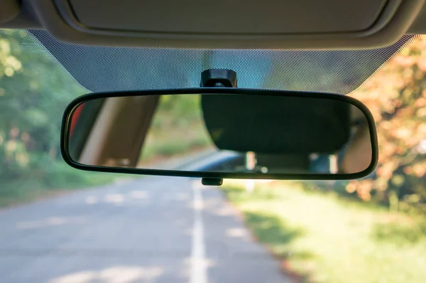 Интерьер автомобиля с зеркалом заднего вида и лобовым стеклом — стоковое фото