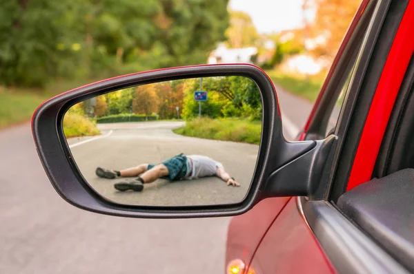 Zpětné zrcátko s mužem srazilo auto — Stock fotografie