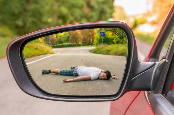 Egy ember, elütötte egy autó visszapillantó tükör — Stock Fotó