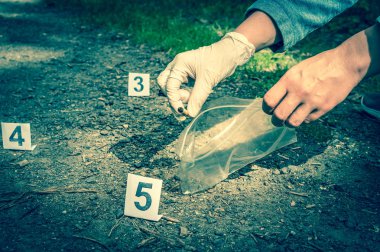 Araştırmacı kanıt - crime scene Investigation toplar