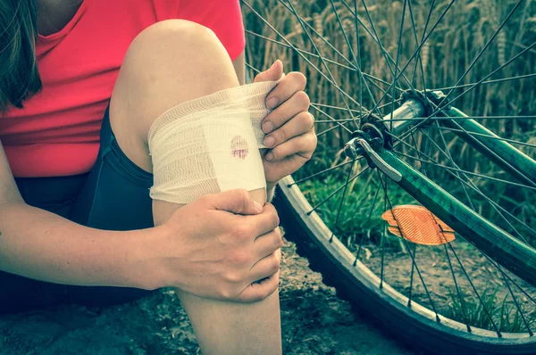 La mujer tiene una lesión por accidente de bicicleta - estilo retro —  Fotos de Stock