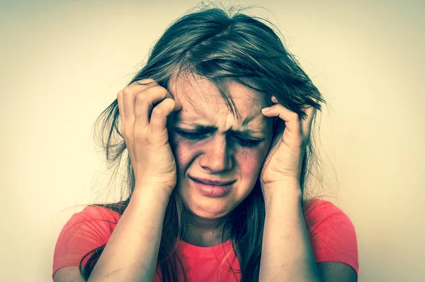Портрет плачущей женщины с синяками на коже и черными глазами — стоковое фото